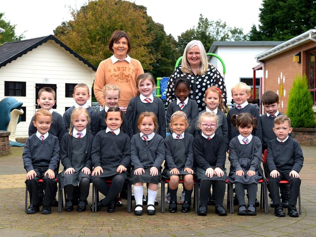 Mrs Greer (on the right) teacher and Mrs Whiteside, classroom assistant, pictured with their P 1 class at Drumahoe Primary School. DER2141GS – 014