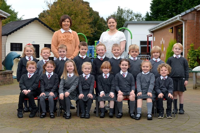 Mrs Semple (on the right) teacher and Mrs Whiteside, classroom assistant, pictured with their P 1 class at Drumahoe Primary School. DER2141GS – 015