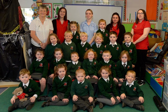 Miss Heaney  (on the left) teacher Miss Boyle, classroom assistant, Miss Kelly, placement student, Miss Boyle and Miss Montgomery, classroom assistants, pictured with their P 1 class at Greenhaw Primary School. DER2141GS – 020