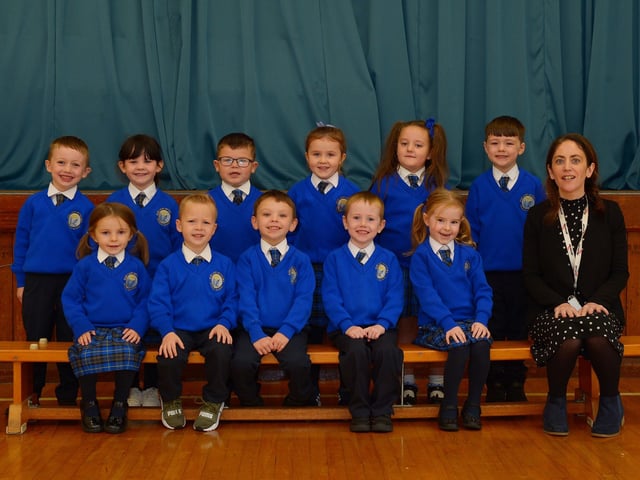 Miss O’Callaghan pictured with her P1 class at Our Lady of Fatima Primary School, Mullabouy. DER2140GS – 030
