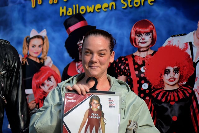Lyndsay O’Brien:: "I’m not dressing up this year, but my wains are. One is going as a zombie cheerleader, and the other two are dressing up as witches. We are going up to watch the fireworks and then over to the Awakening of the Walls."
DER2142GS - 007