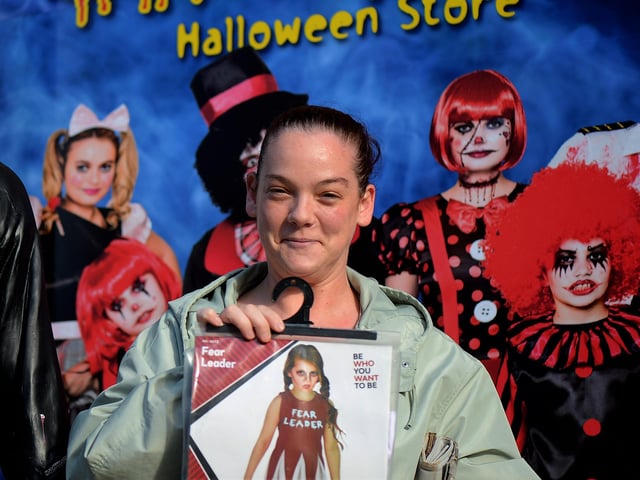 Lyndsay O’Brien:: "I’m not dressing up this year, but my wains are. One is going as a zombie cheerleader, and the other two are dressing up as witches. We are going up to watch the fireworks and then over to the Awakening of the Walls."
DER2142GS - 007