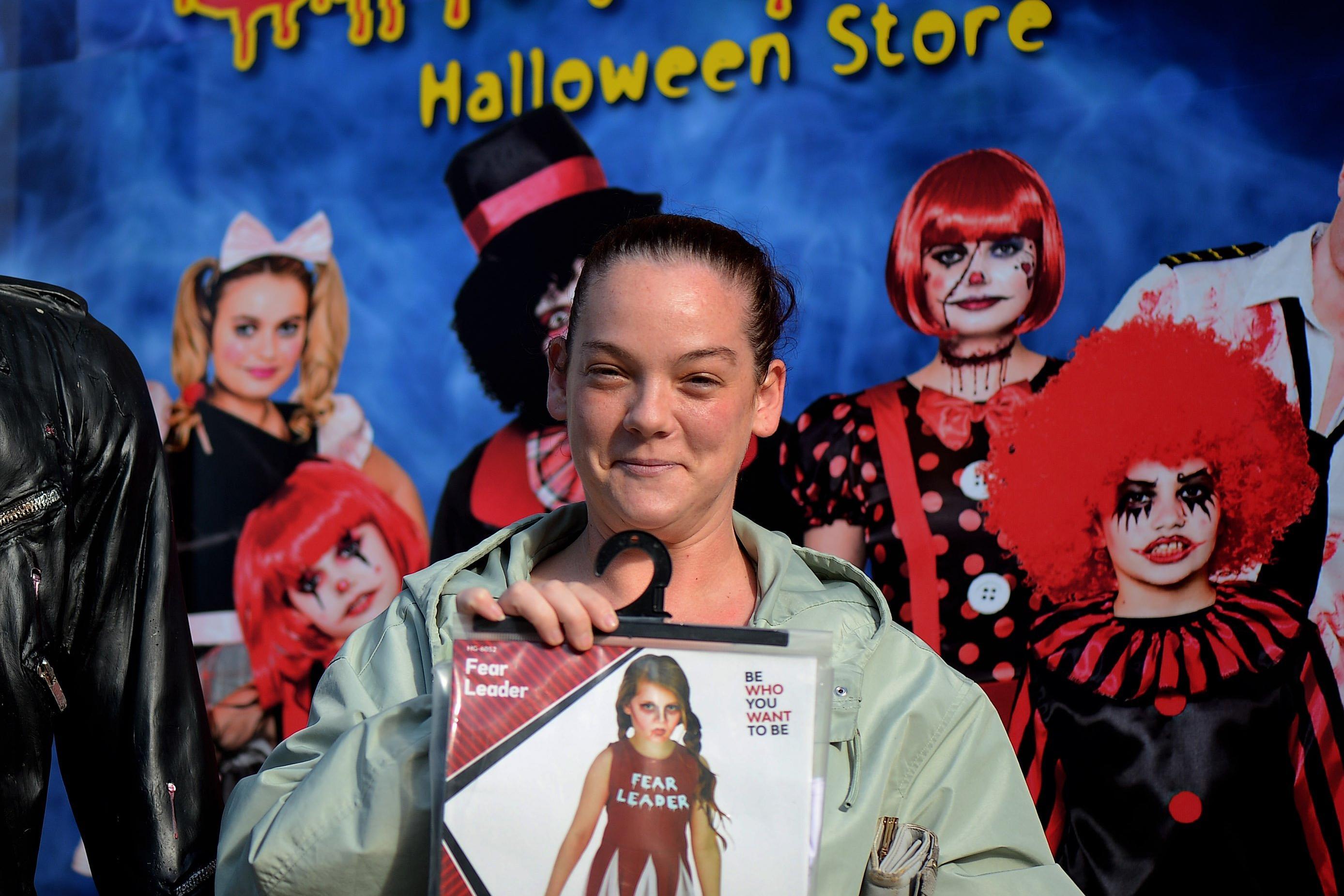 Lyndsay O’Brien outside Jeepers Creepers in William Street .  DER2142GS - 007