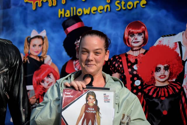 Lyndsay O’Brien outside Jeepers Creepers in William Street . DER2142GS - 007