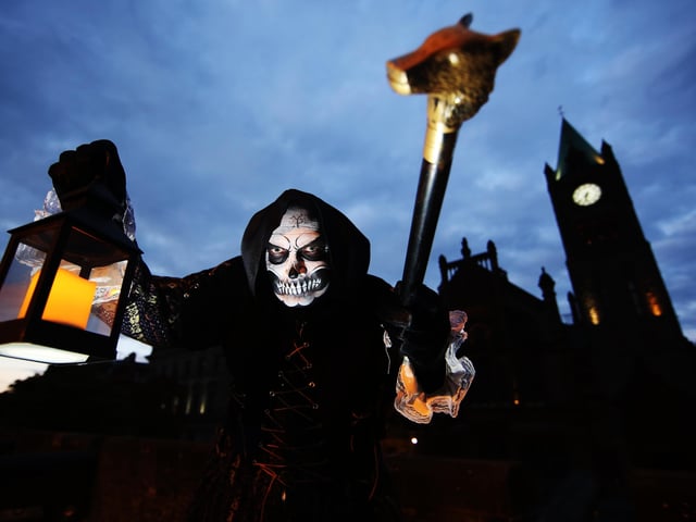 ZONE TWO: The City of Bones
GUILDHALL SQUARE & THE DIAMOND
Prepare yourself to meet Walter de Burgh and his ancestors as they haunt the confines of the Walled City, turning it into their very own ‘City of Bones’.
With installations and guises to chill even the coldest of hearts, the spirit of this starved knight will be welcomed by the people of Derry as they embrace Samhain. (Photo Lorcan Doherty)