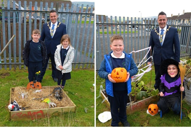LEFT: Mayor Alderman Graham Warke pictured with Bunscoil Cholmcille pupils Eamonn and Ceallach at the judging of the school’s Halloween plant beds competitionon Monday afternoon last. DER2143GS – 033
RIGHT: Mayor Alderman Graham Warke pictured with Bunscoil Cholmcille pupil Rónán and his brother Liam at the judging of the school’s Halloween plant beds competition yesterday afternoon. DER2143GS – 034