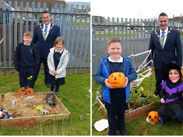 LEFT: Mayor Alderman Graham Warke pictured with Bunscoil Cholmcille pupils Eamonn and Ceallach at the judging of the school’s Halloween plant beds competitionon Monday afternoon last. DER2143GS – 033
RIGHT: Mayor Alderman Graham Warke pictured with Bunscoil Cholmcille pupil Rónán and his brother Liam at the judging of the school’s Halloween plant beds competition yesterday afternoon. DER2143GS – 034
