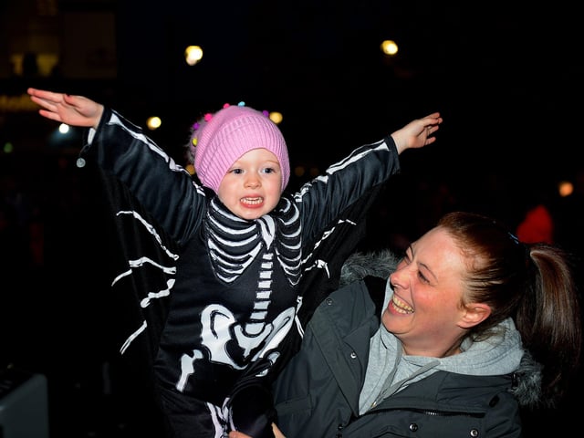 Olivia, aged 3, and her mum Yvonne enjoy the Halloween festivities at the weekend. DER2143GS – 101