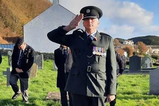 PSNI Superintendent Ian Magee lays a wreath on Rathlin Island during Remembrance Sunday