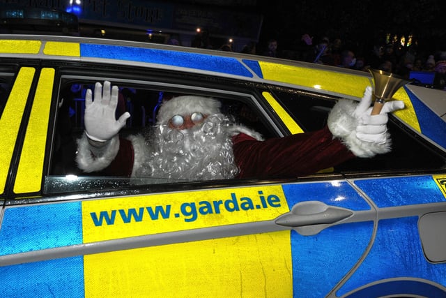 An Garda Síochána ensured that Santa arrived safely in Buncrana on Friday evening last.Photo: George Sweeney.  DER2146GS – 036