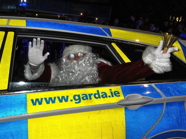 An Garda Síochána ensured that Santa arrived safely in Buncrana on Friday evening last.Photo: George Sweeney. DER2146GS – 036