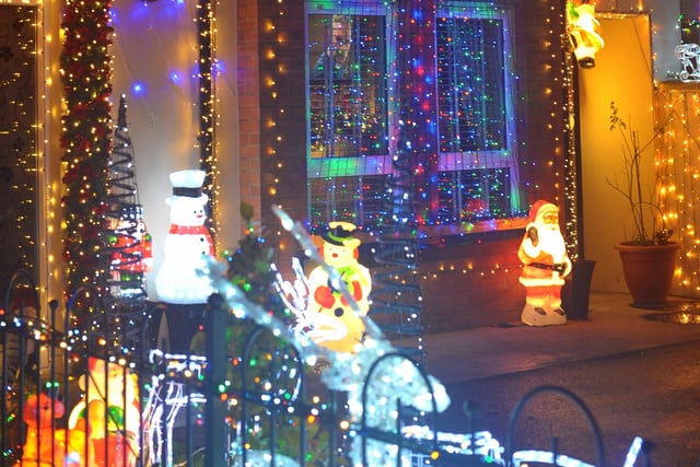 Christmas decorations adorn houses in Racecourse Drive. DER2146GS – 009