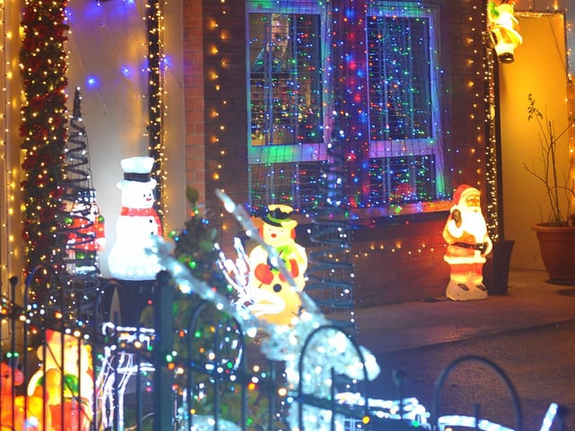 Christmas decorations adorn houses in Racecourse Drive. DER2146GS – 009