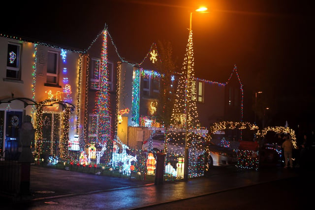 Christmas illuminations in Racecourse Drive. DER2146GS – 016