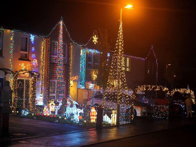 Christmas illuminations in Racecourse Drive. DER2146GS – 016
