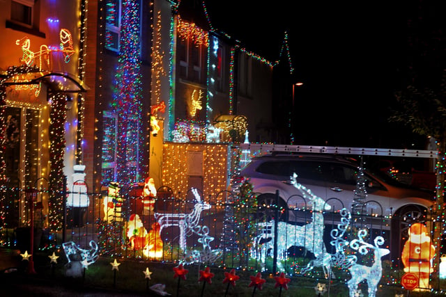 Christmas illuminations in Racecourse Drive. DER2146GS – 010