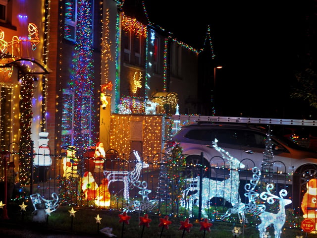 Christmas illuminations in Racecourse Drive. DER2146GS – 010