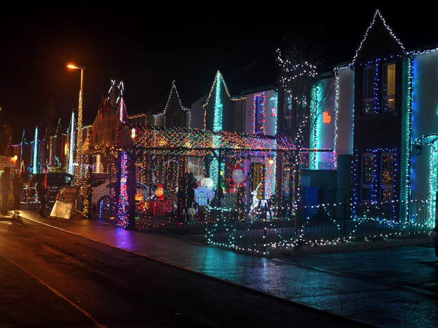 Christmas decorations adorn houses in Racecourse Drive. DER2146GS – 011