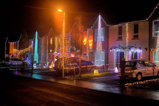 Christmas illuminations in Racecourse Drive. DER2146GS – 014