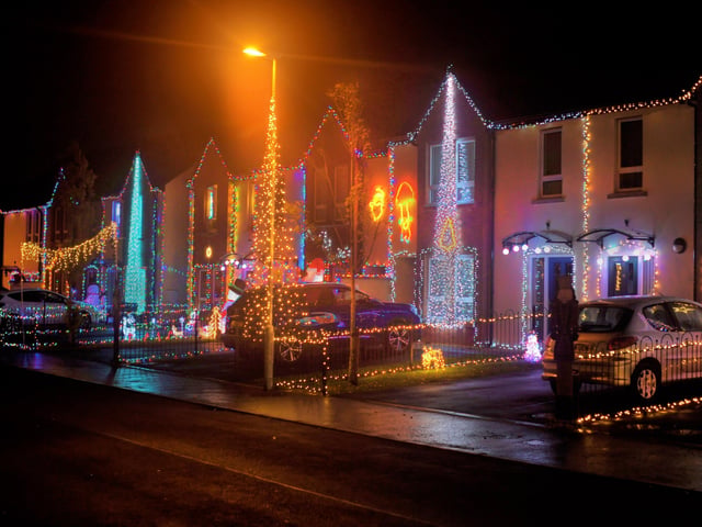Christmas illuminations in Racecourse Drive. DER2146GS – 014