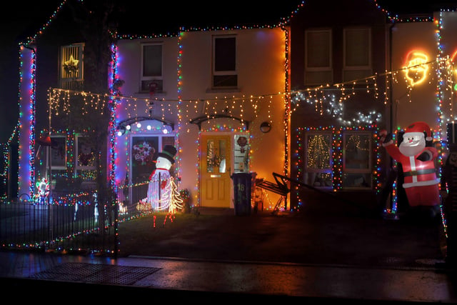 Christmas illuminations in Racecourse Drive. DER2146GS – 015