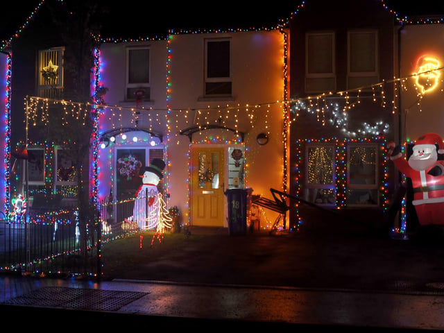 Christmas illuminations in Racecourse Drive. DER2146GS – 015