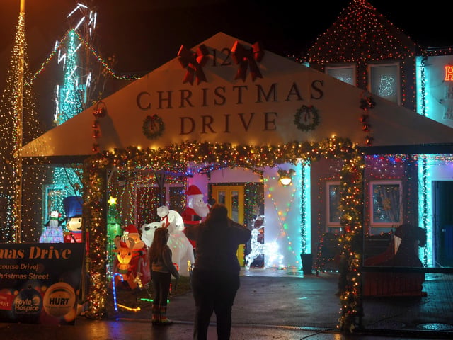 Christmas illuminations in Racecourse Drive. DER2146GS – 012