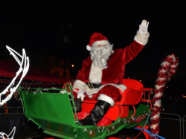 Santa arrives in Moville for the Christmas tree lights on Sunday evening last. Photo: George Sweeney. DER2148GS – 002