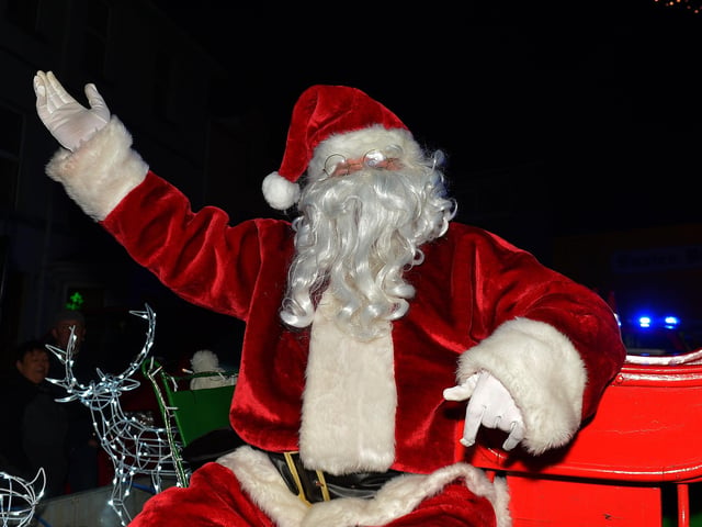 Santa arrives in Moville for the Christmas tree lights on Sunday evening last. Photo: George Sweeney. DER2148GS – 009