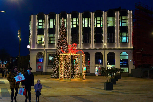 Christmas tree in Waterloo Place. Photos: George Sweeney. DER2150GS – 043