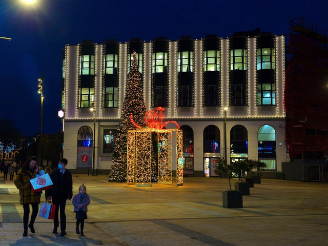 Christmas tree in Waterloo Place. Photos: George Sweeney. DER2150GS – 043
