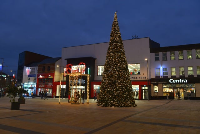 Christmas tree in Waterloo Place. Photos: George Sweeney. DER2150GS – 040