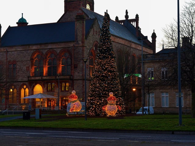 Christmas decorations on Foyle Embankment. Photos: George Sweeney. DER2150GS – 046