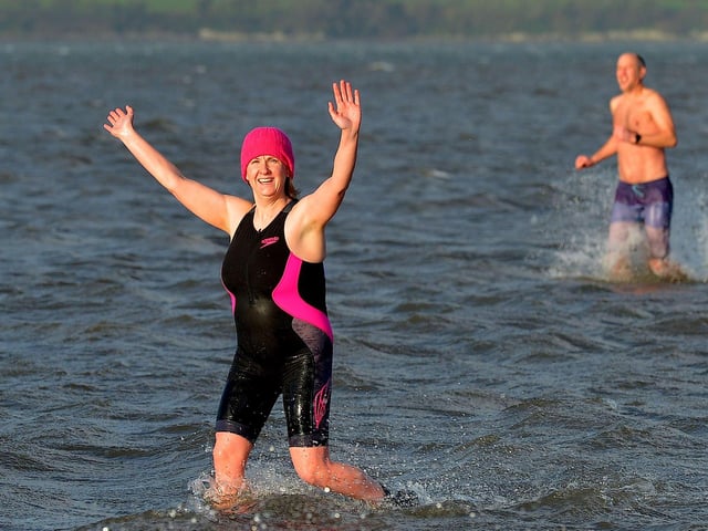 Enjoying a dip in the Swilly at the ARC Fitness New Year’s Day Charity Swim at Lisfannon beach, Inishowen. Photo: George Sweeney. DER2152GS – 015