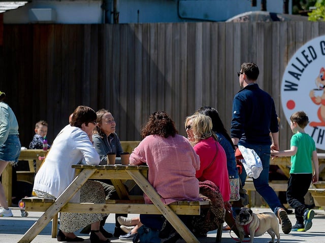 The Cafe in the Park welcome dogs and their owners in the outside sheltered seating area. Water bowls are provided outside. Photo by George Sweeney DER2120GS – 012