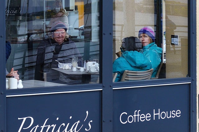 Customers enjoy a sheltered outside coffee Patricia’s Coffee House on the Foyle Embankment. DER2118GS – 013