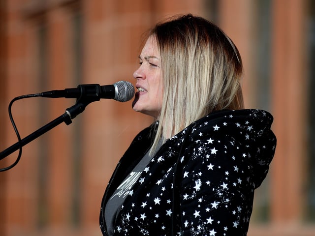 Sinead Quinn speaking at the Derry Against Fuel Poverty rally in Guildhall Square on Saturday afternoon last. Photo: George Sweeney. DER2206GS – 139