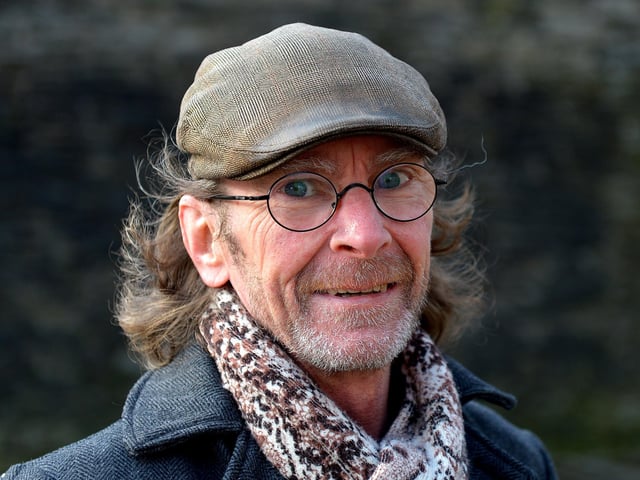 Macrea Clarke: "I don’t think I’ve ever had one. I admire many. I suppose in a certain way, John Lennon. I loved his sensitivity to life." DER2206GS – 095