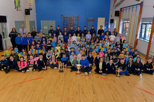 St Patrick’s PS Pennyburn P5 staff and pupils pictured with Steelstown Brian Og’s players and coaches during a visit to the school on Friday morning last. Photo: George Sweeney.  DER2208GS – 080