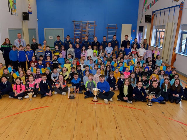 St Patrick’s PS Pennyburn P5 staff and pupils pictured with Steelstown Brian Og’s players and coaches during a visit to the school on Friday morning last. Photo: George Sweeney. DER2208GS – 080