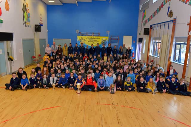 St Patrick’s PS Pennyburn P 6 and 7 staff and pupils pictured with Steelstown Brian Og’s players and coaches during a visit to the school on Friday morning last. Photo: George Sweeney. DER2208GS – 084