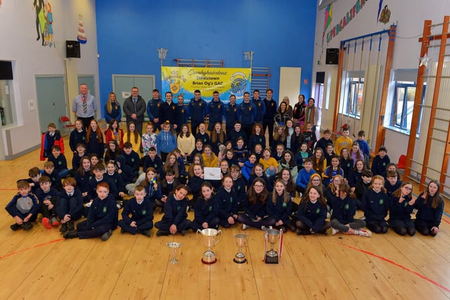 St Patrick’s PS Pennyburn P7 staff and pupils pictured with Steelstown Brian Og’s players and coaches during a visit to the school on Friday morning last. Photo: George Sweeney.  DER2208GS – 085