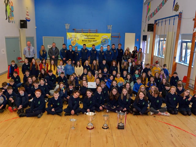 St Patrick’s PS Pennyburn P7 staff and pupils pictured with Steelstown Brian Og’s players and coaches during a visit to the school on Friday morning last. Photo: George Sweeney. DER2208GS – 085