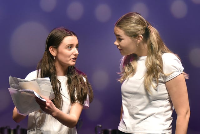 Holly and Tess perform a scene from 'The Parent Trap'. INPT10-202.