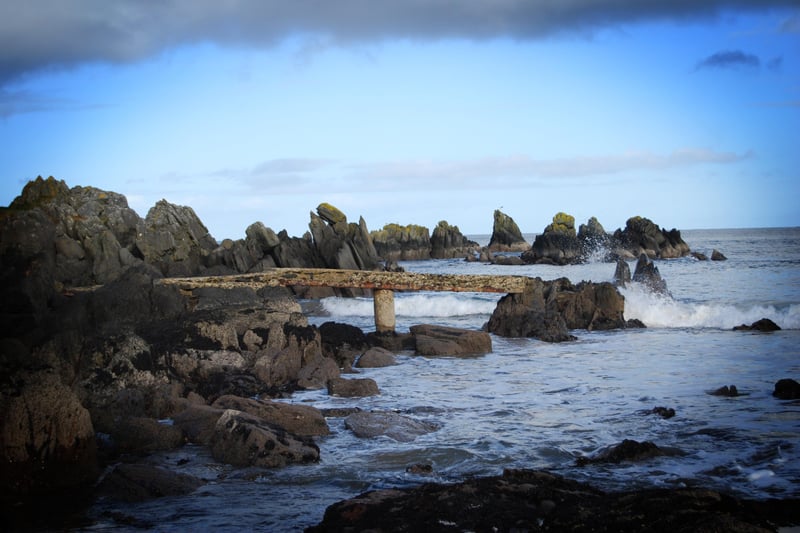 The rocks at Shroove Beach, near Moville in Co. Donegal. (RP2511AQ01)