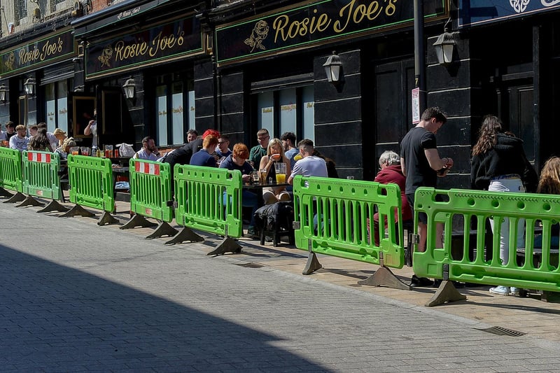 Pubs with an outdoor service were busy over the Bank Holiday weekend as lockdown restrictions were further eased. Photo: George Sweeney / Derry Journal.  DER2117GS - 049