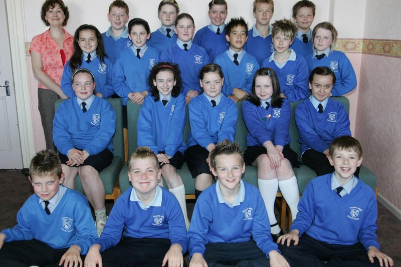 Philly Barwise with P7 pupils from Nazareth House PS.  (0806JB37)