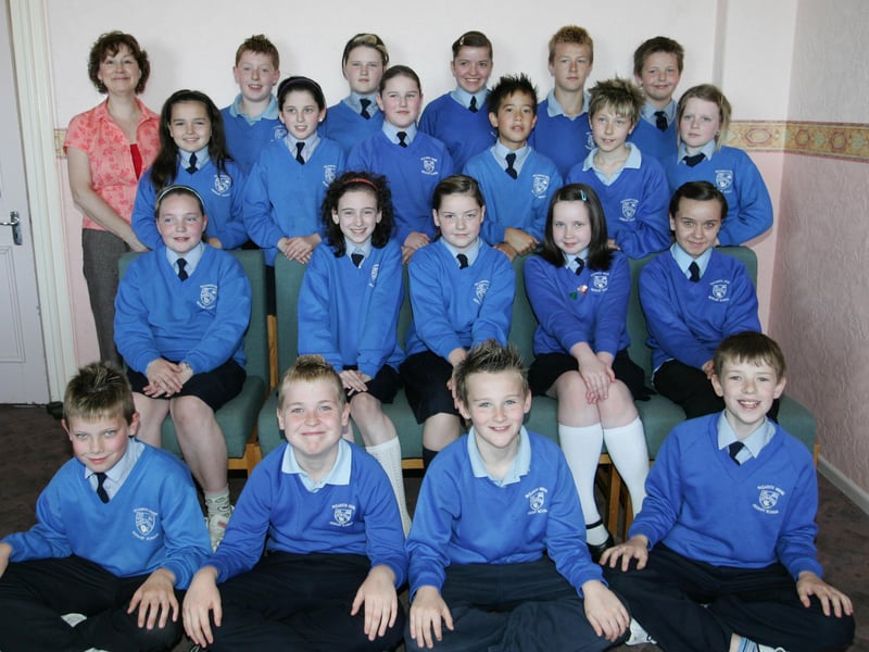 Philly Barwise with P7 pupils from Nazareth House PS.  (0806JB37)