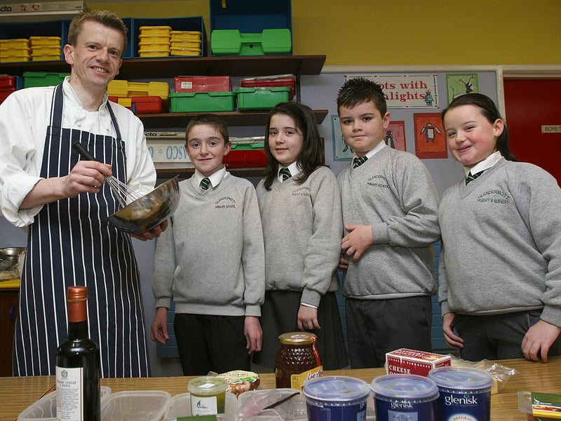 Raymond Moran, Head Chef at the Beech Hill Hotel, giving a cookery demonstration to P7 pupils at Glendermott Primary School, Ardmore, organised as part of 'European Day of Food'. From left are Lee Sharkey, Megan McKinney, Ryan McAllister and Shannon Gallagher. LS46-508MT.