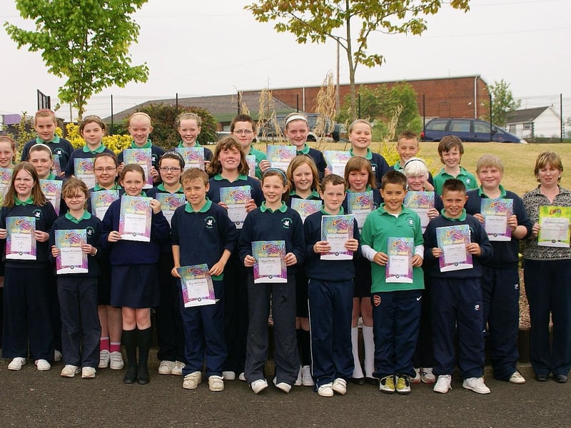 Constable Tony Quinn - PSNI Community Involvement, Waterside - Presenting certificates to Year 7 pupils from St. Colmcille's Primary School, Claudy on completion of a Citizenship and Safety Education Programme of work.
Also pictured are school principle Mrs Briege O'Neill and Year 7 teacher Mrs O'Kane.